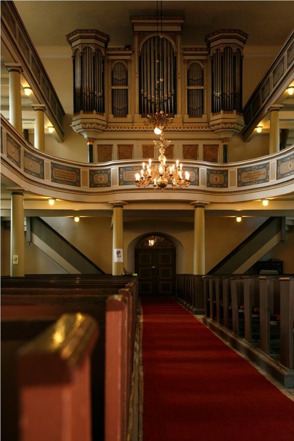 Kircheninnenraum, Blick zur Orgel